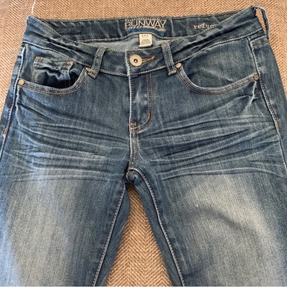 Excellent Preowned Condition Refuge Runaway Jeans Size 4 Long. Very Cute.